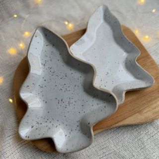 Stromečkový talířky nejen na cukroví 🤍🎄 Na e-shopu přistanou už zítra, 25.11. v 17:00. #emlo #emloceramics #keramika...