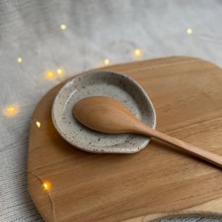 Odkládací talířek na vařečku nebo jiné “náčiní” při vaření. Za mě je to univerzální dáreček, který využije opravdu...